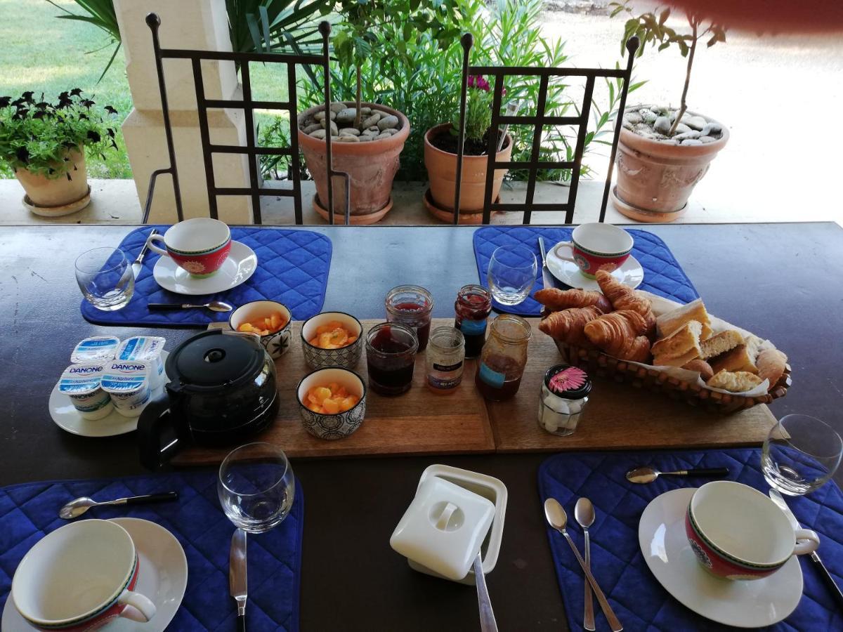 La Goutadou Bed & Breakfast Cabannes Exterior photo